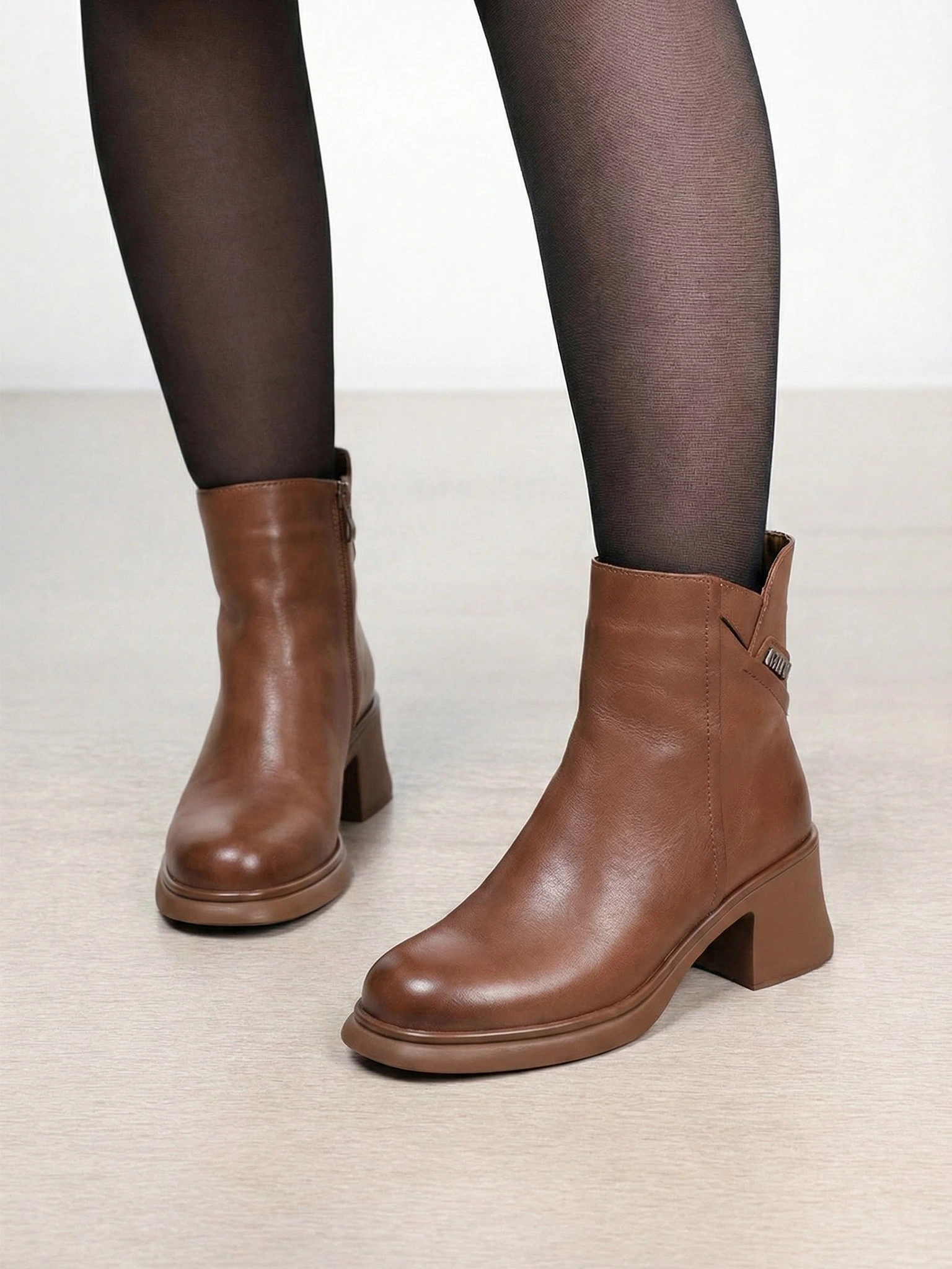 Ботинки рыжего цвета на высоком широком каблуке